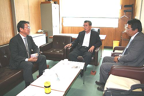 左から私、渡辺議長、横嶋隆二町議